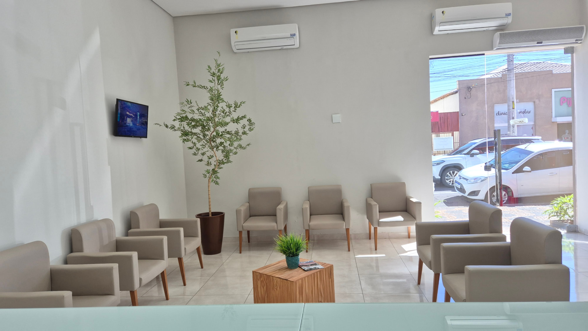 Sala de espera ampla e iluminada da West Odontologia